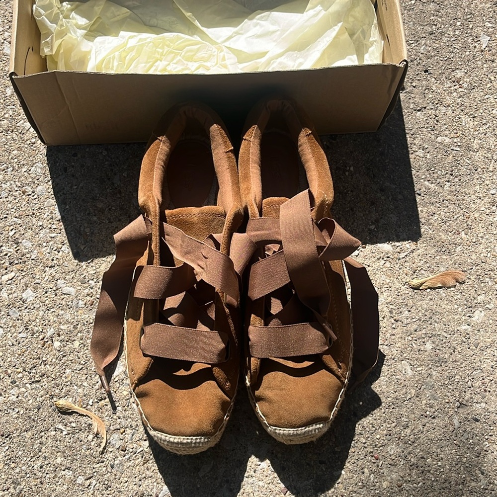 Ugg  W Brianna  wheat  brown lace up